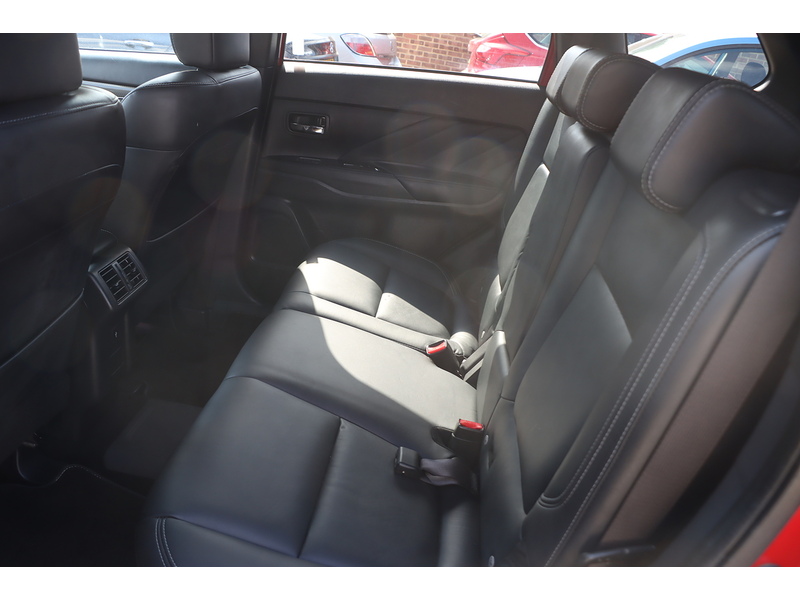 Mitsubishi 2.4H TWINMOTOR 13.8KWH 4H SUV 5DR PETROL PLUG-IN HYBRID CVT 4WD AUTO HEATED SEATS SAT NAV BLUETOOTH APPLE CARPLAY REAR CAMERA 2 OWNERS 54000 MILES FSH 72-74 Mitcham Road