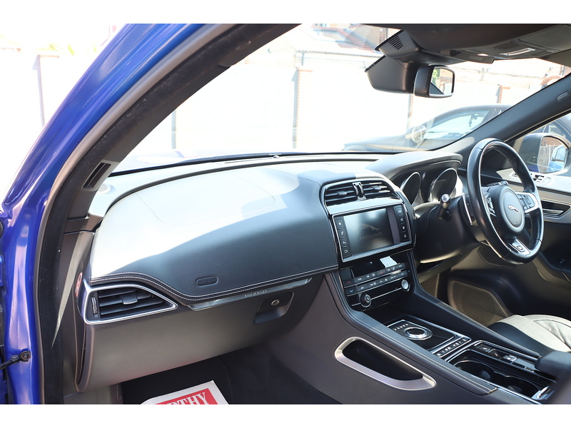 Jaguar 2.0 P250I R-SPORT SUV 5DR PETROL AWD AUTO PAN ROOF HEATED SEATS SAT NAV BLUETOOTH DAB STEREO REAR CAMERA PARKING AIDS ONLY 62000 MILES SH 5 SERVICES 72-74 Mitcham Road