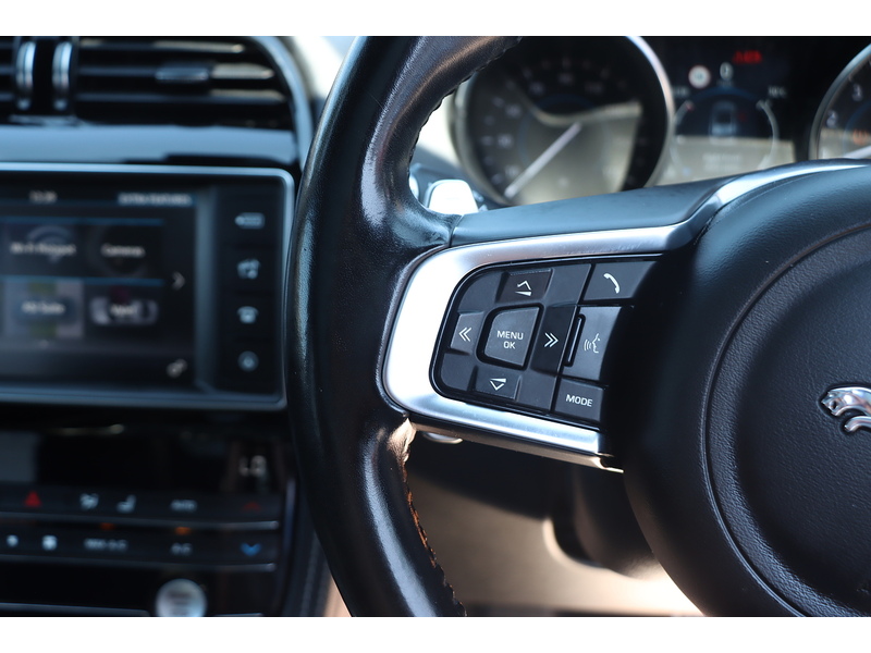 Jaguar 2.0 P250I R-SPORT SUV 5DR PETROL AWD AUTO PAN ROOF HEATED SEATS SAT NAV BLUETOOTH DAB STEREO REAR CAMERA PARKING AIDS ONLY 62000 MILES SH 5 SERVICES 72-74 Mitcham Road