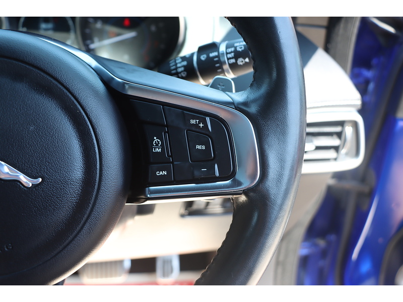 Jaguar 2.0 P250I R-SPORT SUV 5DR PETROL AWD AUTO PAN ROOF HEATED SEATS SAT NAV BLUETOOTH DAB STEREO REAR CAMERA PARKING AIDS ONLY 62000 MILES SH 5 SERVICES 72-74 Mitcham Road