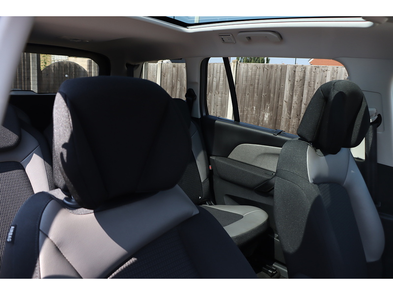 Citroen 1.2 PURETECH FLAIR PLUS MPV 5DR PETROL EAT8 AUTO 7 SEATER PAN ROOF SAT NAV BLUETOOTH APPLE CARPLAY REAR CAMERA PARKING AIDS 2 OWNERS 14000 MILES FSH 72-74 Mitcham Road