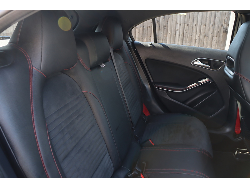 Mercedes-Benz A250 2.0 AMG (PREMIUM) HATCHBACK 5DR PETROL 7G-DCT AUTO SUNROOF HEATED SEATS SAT NAV BLUETOOTH STEREO REAR CAMERA WITH PARKING AIDS 85000 MILES SH 72-74 Mitcham Road