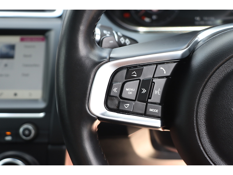 Jaguar 2.0 P200 CHEQUERED FLAG SUV 5DR PETROL AWD AUTO PAN ROOF HEATED SEATS SAT NAV BLUETOOTH APPLE CARPLAY REAR CAMERA PARKING AIDS 2 OWNERS 41000 MILES SH 72-74 Mitcham Road