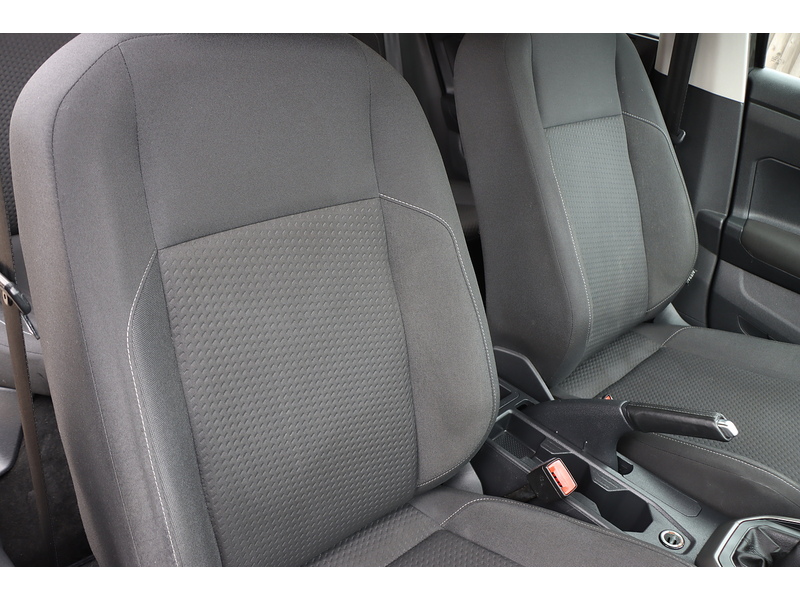 Volkswagen 1.0 TSI SE HATCHBACK 5DR PETROL MANUAL SATNAV BLUETOOTH DAB STEREO APPLE CARPLAY PARKING AIDS JUST 2 OWNERS SAME OWNER FOR 5 YEARS ONLY 74000 MILES SH 72-74 Mitcham Road