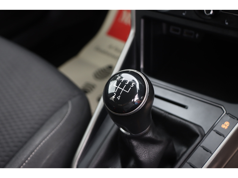 Volkswagen 1.0 TSI SE HATCHBACK 5DR PETROL MANUAL SATNAV BLUETOOTH DAB STEREO APPLE CARPLAY PARKING AIDS JUST 2 OWNERS SAME OWNER FOR 5 YEARS ONLY 74000 MILES SH 72-74 Mitcham Road