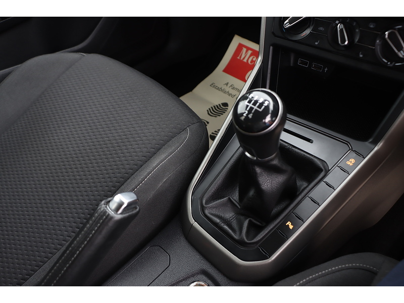 Volkswagen 1.0 TSI SE HATCHBACK 5DR PETROL MANUAL SATNAV BLUETOOTH DAB STEREO APPLE CARPLAY PARKING AIDS JUST 2 OWNERS SAME OWNER FOR 5 YEARS ONLY 74000 MILES SH 72-74 Mitcham Road