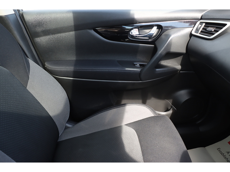 Nissan 1.3 DIG-T N-CONNECTA SUV 5DR PETROL DCT AUTO PAN ROOF SAT NAV BLUETOOTH DAB STEREO APPLE CARPLAY REAR CAMERA PARKING AIDS 2 OWNERS ONLY 68000 MILES SH 72-74 Mitcham Road