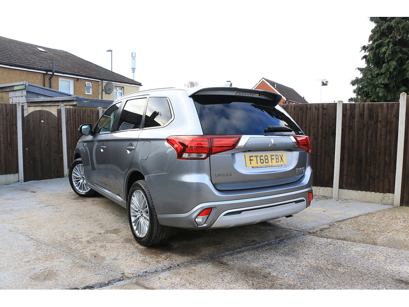 Mitsubishi 2.4H TWINMOTOR 13.8KWH 4H SUV 5DR PETROL PLUG-IN HYBRID CVT 4WD AUTO HEATED SEATS SAT NAV BLUETOOTH APPLE CARPLAY REAR CAMERA 2 OWNERS 92000 MILES SH 72-74 Mitcham Road