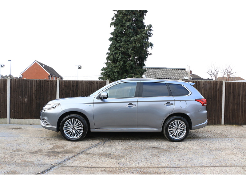 Mitsubishi 2.4H TWINMOTOR 13.8KWH 4H SUV 5DR PETROL PLUG-IN HYBRID CVT 4WD AUTO HEATED SEATS SAT NAV BLUETOOTH APPLE CARPLAY REAR CAMERA 2 OWNERS 92000 MILES SH 72-74 Mitcham Road