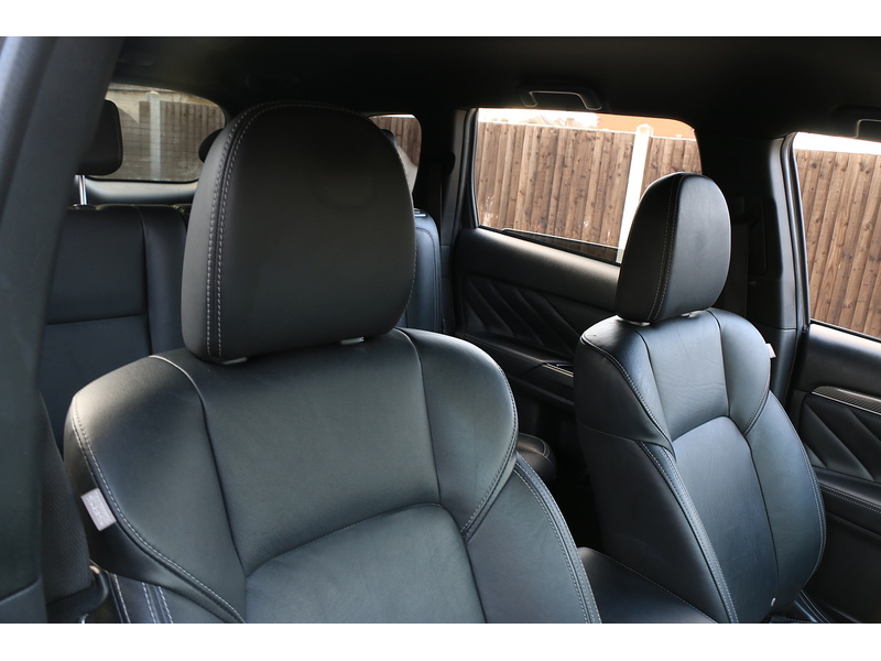 Mitsubishi 2.4H TWINMOTOR 13.8KWH 4H SUV 5DR PETROL PLUG-IN HYBRID CVT 4WD AUTO HEATED SEATS SAT NAV BLUETOOTH APPLE CARPLAY REAR CAMERA 2 OWNERS 92000 MILES SH 72-74 Mitcham Road