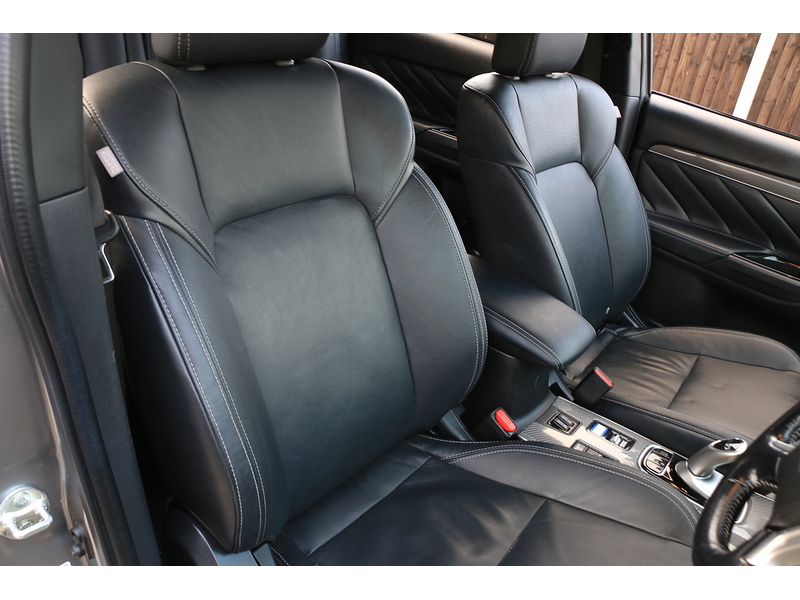 Mitsubishi 2.4H TWINMOTOR 13.8KWH 4H SUV 5DR PETROL PLUG-IN HYBRID CVT 4WD AUTO HEATED SEATS SAT NAV BLUETOOTH APPLE CARPLAY REAR CAMERA 2 OWNERS 92000 MILES SH 72-74 Mitcham Road