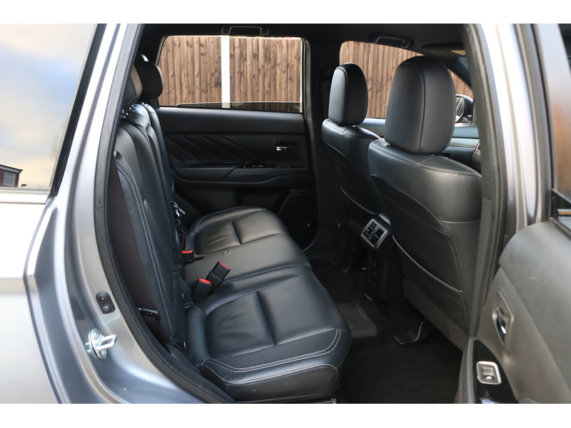 Mitsubishi 2.4H TWINMOTOR 13.8KWH 4H SUV 5DR PETROL PLUG-IN HYBRID CVT 4WD AUTO HEATED SEATS SAT NAV BLUETOOTH APPLE CARPLAY REAR CAMERA 2 OWNERS 92000 MILES SH 72-74 Mitcham Road