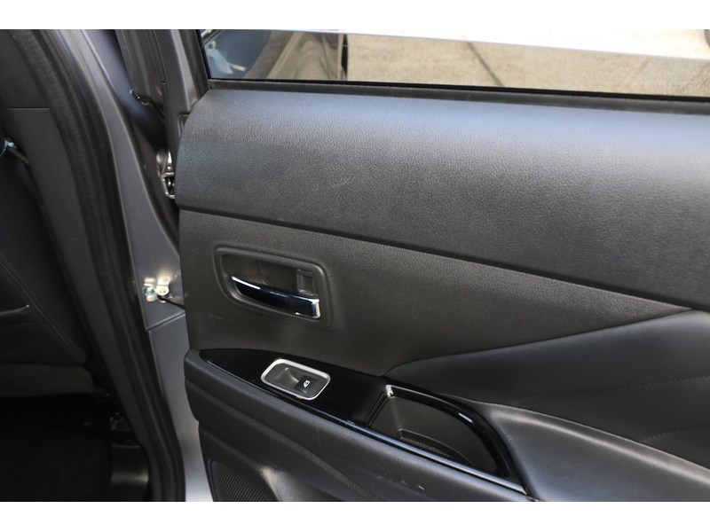 Mitsubishi 2.4H TWINMOTOR 13.8KWH 4H SUV 5DR PETROL PLUG-IN HYBRID CVT 4WD AUTO HEATED SEATS SAT NAV BLUETOOTH APPLE CARPLAY REAR CAMERA 2 OWNERS 92000 MILES SH 72-74 Mitcham Road