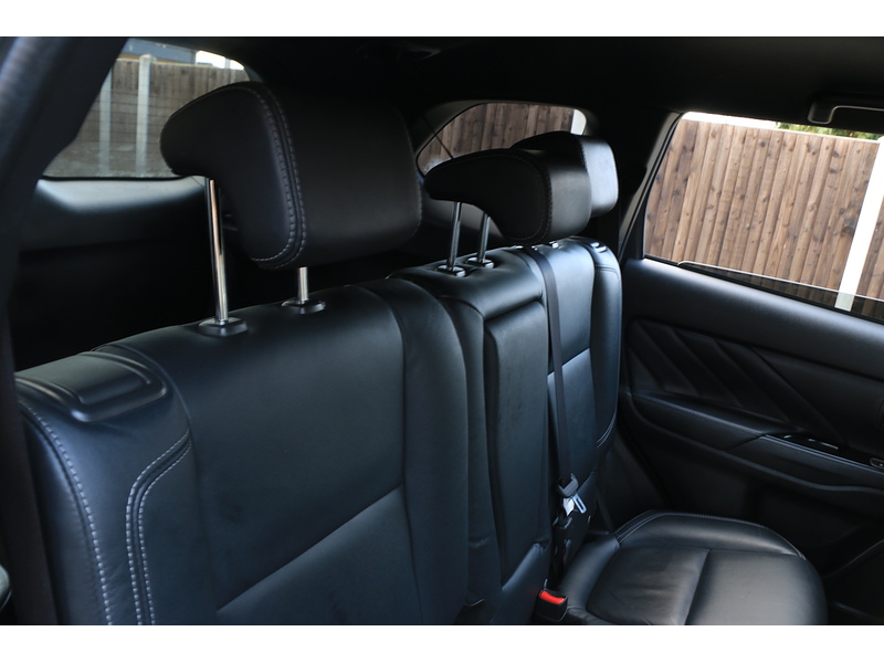 Mitsubishi 2.4H TWINMOTOR 13.8KWH 4H SUV 5DR PETROL PLUG-IN HYBRID CVT 4WD AUTO HEATED SEATS SAT NAV BLUETOOTH APPLE CARPLAY REAR CAMERA 2 OWNERS 92000 MILES SH 72-74 Mitcham Road