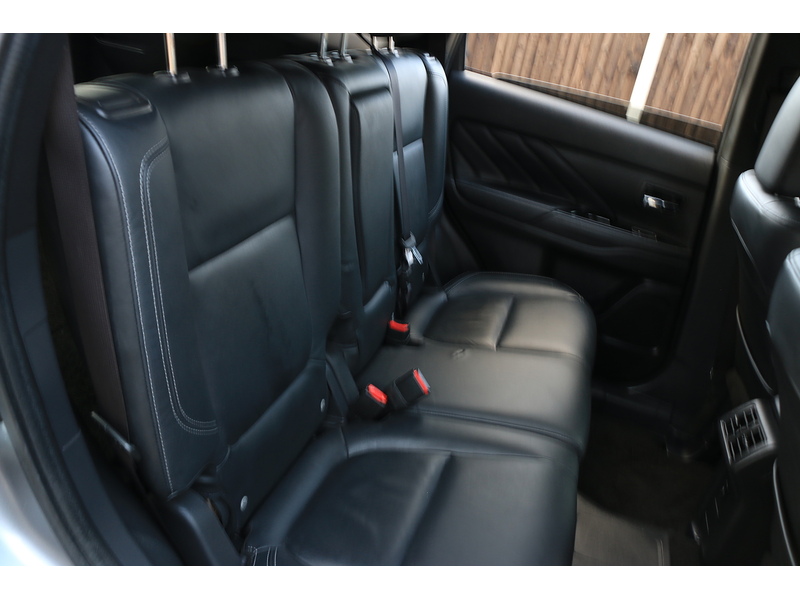 Mitsubishi 2.4H TWINMOTOR 13.8KWH 4H SUV 5DR PETROL PLUG-IN HYBRID CVT 4WD AUTO HEATED SEATS SAT NAV BLUETOOTH APPLE CARPLAY REAR CAMERA 2 OWNERS 92000 MILES SH 72-74 Mitcham Road