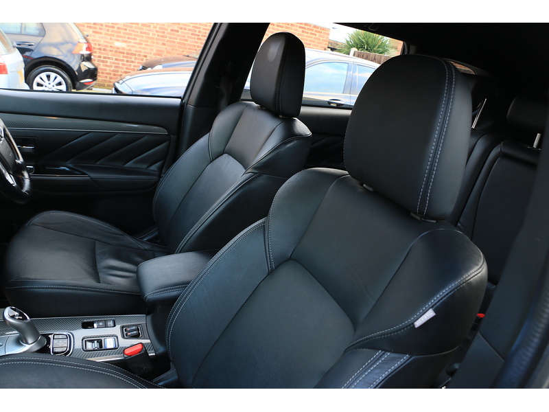 Mitsubishi 2.4H TWINMOTOR 13.8KWH 4H SUV 5DR PETROL PLUG-IN HYBRID CVT 4WD AUTO HEATED SEATS SAT NAV BLUETOOTH APPLE CARPLAY REAR CAMERA 2 OWNERS 92000 MILES SH 72-74 Mitcham Road
