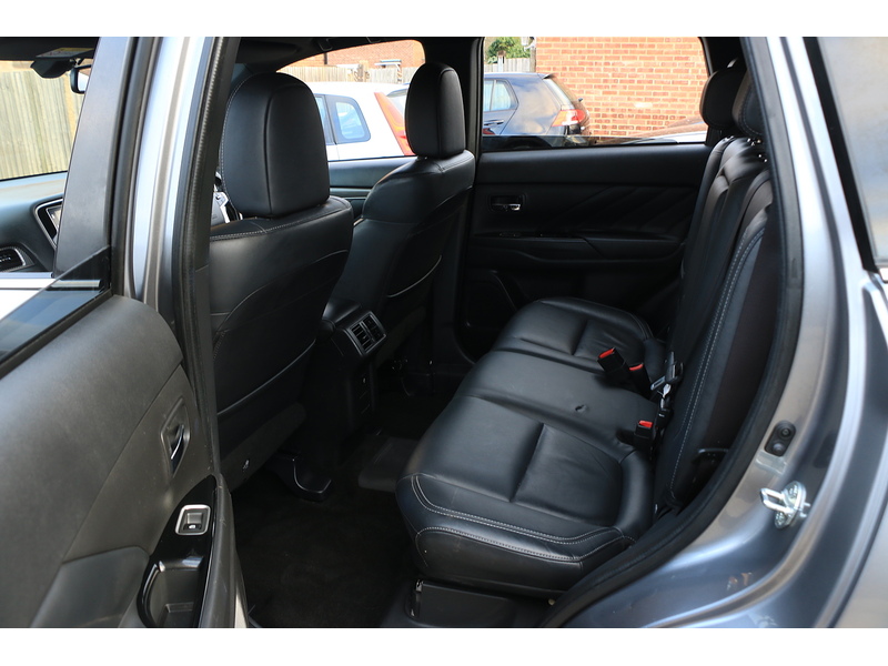 Mitsubishi 2.4H TWINMOTOR 13.8KWH 4H SUV 5DR PETROL PLUG-IN HYBRID CVT 4WD AUTO HEATED SEATS SAT NAV BLUETOOTH APPLE CARPLAY REAR CAMERA 2 OWNERS 92000 MILES SH 72-74 Mitcham Road