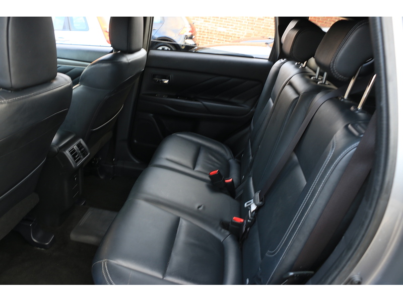 Mitsubishi 2.4H TWINMOTOR 13.8KWH 4H SUV 5DR PETROL PLUG-IN HYBRID CVT 4WD AUTO HEATED SEATS SAT NAV BLUETOOTH APPLE CARPLAY REAR CAMERA 2 OWNERS 92000 MILES SH 72-74 Mitcham Road