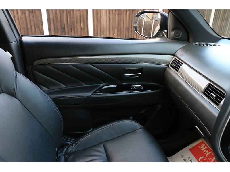Mitsubishi 2.4H TWINMOTOR 13.8KWH 4H SUV 5DR PETROL PLUG-IN HYBRID CVT 4WD AUTO HEATED SEATS SAT NAV BLUETOOTH APPLE CARPLAY REAR CAMERA 2 OWNERS 92000 MILES SH 72-74 Mitcham Road