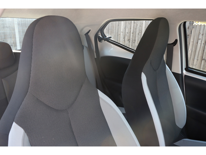 Toyota 1.0 VVT-I X-PLAY HATCHBACK 5DR PETROL X-SHIFT AUTO BLUETOOTH STEREO REAR CAMERA PARKING AIDS 2 OWNERS SAME OWNER FOR 7 YEARS 14000 MILES SH £20 TO TAX 72-74 Mitcham Road