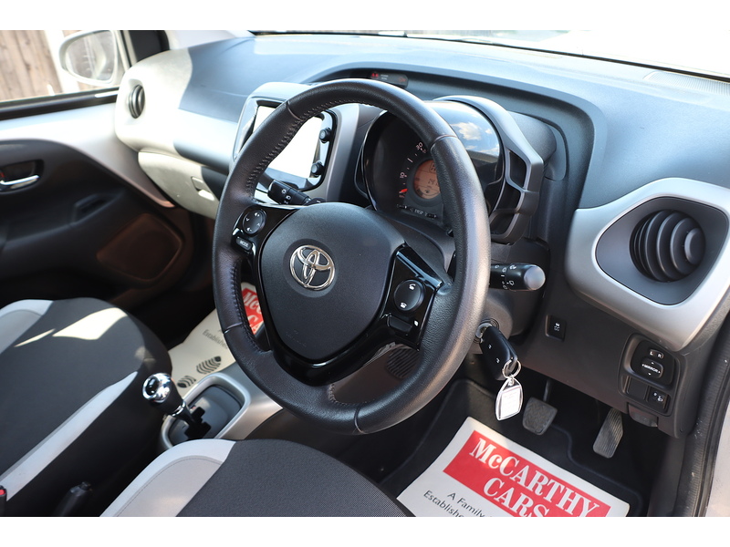 Toyota 1.0 VVT-I X-PLAY HATCHBACK 5DR PETROL X-SHIFT AUTO BLUETOOTH STEREO REAR CAMERA PARKING AIDS 2 OWNERS SAME OWNER FOR 7 YEARS 14000 MILES SH £20 TO TAX 72-74 Mitcham Road