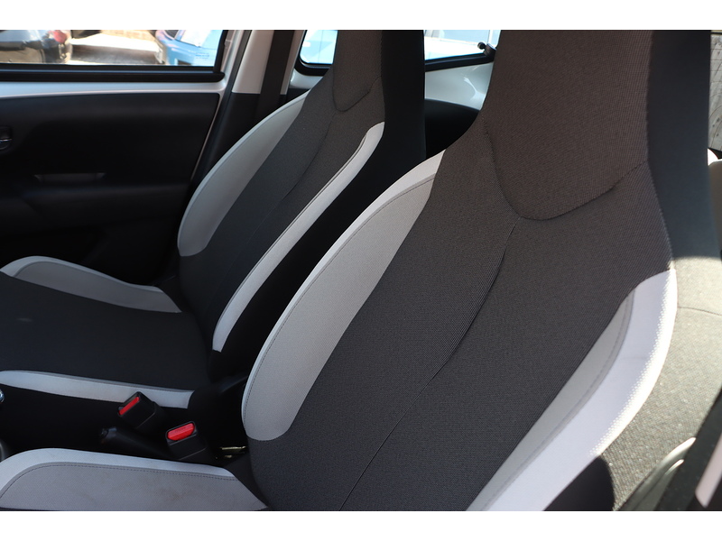 Toyota 1.0 VVT-I X-PLAY HATCHBACK 5DR PETROL X-SHIFT AUTO BLUETOOTH STEREO REAR CAMERA PARKING AIDS 2 OWNERS SAME OWNER FOR 7 YEARS 14000 MILES SH £20 TO TAX 72-74 Mitcham Road