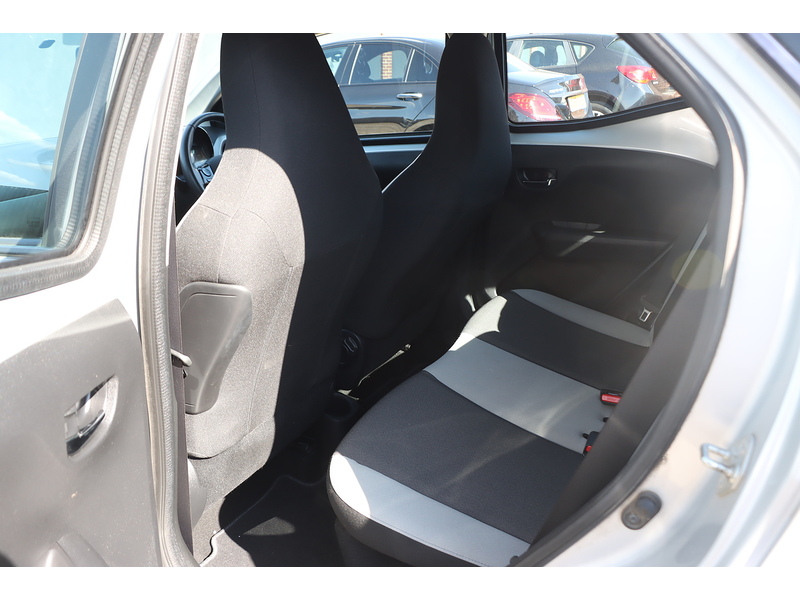 Toyota 1.0 VVT-I X-PLAY HATCHBACK 5DR PETROL X-SHIFT AUTO BLUETOOTH STEREO REAR CAMERA PARKING AIDS 2 OWNERS SAME OWNER FOR 7 YEARS 14000 MILES SH £20 TO TAX 72-74 Mitcham Road