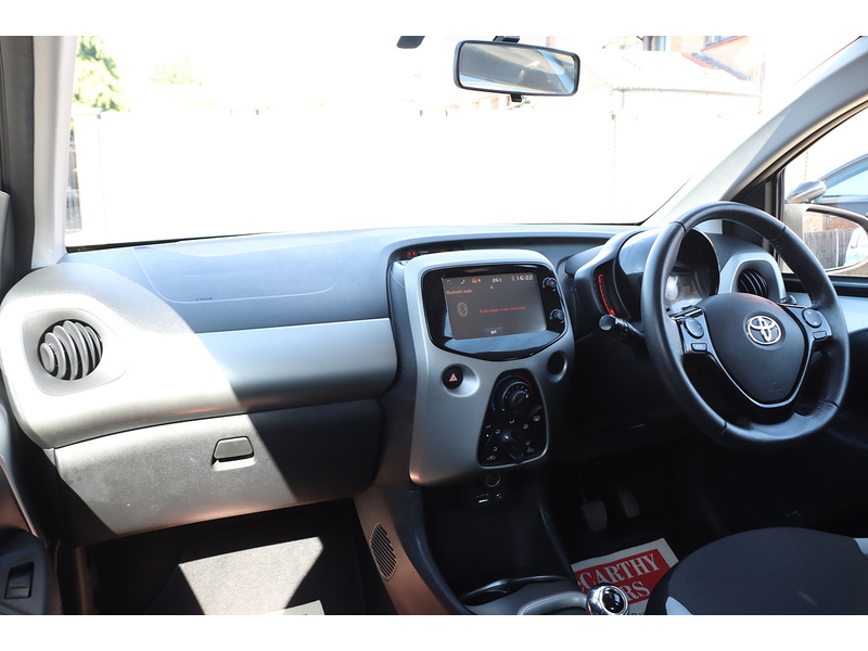 Toyota 1.0 VVT-I X-PLAY HATCHBACK 5DR PETROL X-SHIFT AUTO BLUETOOTH STEREO REAR CAMERA PARKING AIDS 2 OWNERS SAME OWNER FOR 7 YEARS 14000 MILES SH £20 TO TAX 72-74 Mitcham Road