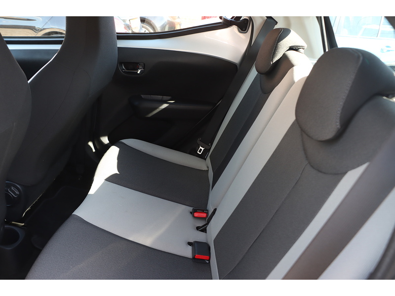 Toyota 1.0 VVT-I X-PLAY HATCHBACK 5DR PETROL X-SHIFT AUTO BLUETOOTH STEREO REAR CAMERA PARKING AIDS 2 OWNERS SAME OWNER FOR 7 YEARS 14000 MILES SH £20 TO TAX 72-74 Mitcham Road