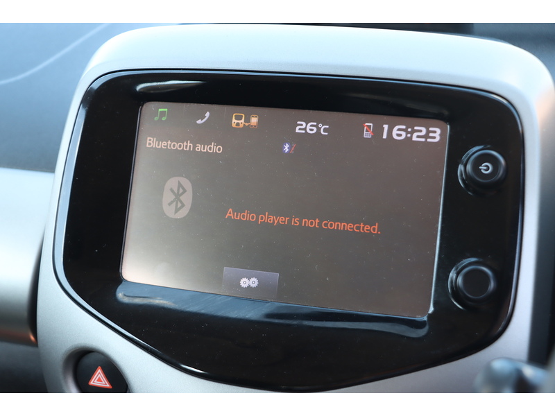 Toyota 1.0 VVT-I X-PLAY HATCHBACK 5DR PETROL X-SHIFT AUTO BLUETOOTH STEREO REAR CAMERA PARKING AIDS 2 OWNERS SAME OWNER FOR 7 YEARS 14000 MILES SH £20 TO TAX 72-74 Mitcham Road