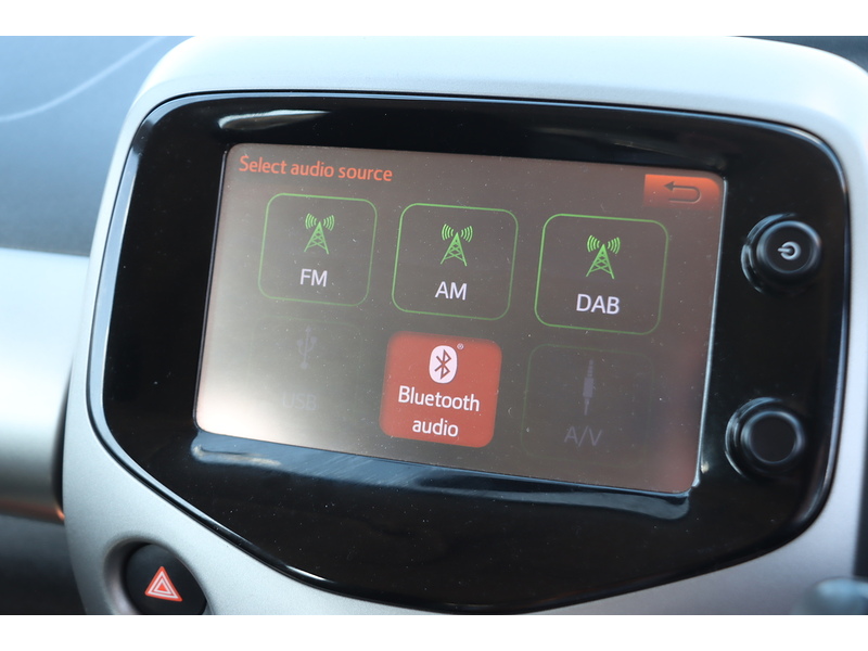 Toyota 1.0 VVT-I X-PLAY HATCHBACK 5DR PETROL X-SHIFT AUTO BLUETOOTH STEREO REAR CAMERA PARKING AIDS 2 OWNERS SAME OWNER FOR 7 YEARS 14000 MILES SH £20 TO TAX 72-74 Mitcham Road
