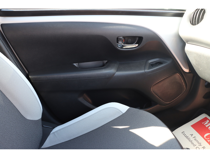 Toyota 1.0 VVT-I X-PLAY HATCHBACK 5DR PETROL X-SHIFT AUTO BLUETOOTH STEREO REAR CAMERA PARKING AIDS 2 OWNERS SAME OWNER FOR 7 YEARS 14000 MILES SH £20 TO TAX 72-74 Mitcham Road