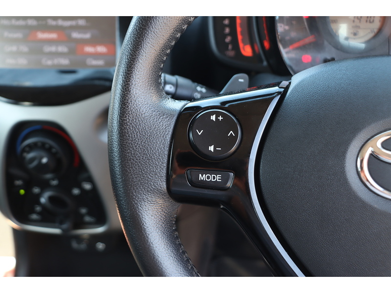 Toyota 1.0 VVT-I X-PLAY HATCHBACK 5DR PETROL X-SHIFT AUTO BLUETOOTH STEREO REAR CAMERA PARKING AIDS 2 OWNERS SAME OWNER FOR 7 YEARS 14000 MILES SH £20 TO TAX 72-74 Mitcham Road