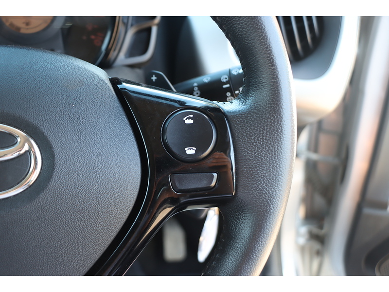 Toyota 1.0 VVT-I X-PLAY HATCHBACK 5DR PETROL X-SHIFT AUTO BLUETOOTH STEREO REAR CAMERA PARKING AIDS 2 OWNERS SAME OWNER FOR 7 YEARS 14000 MILES SH £20 TO TAX 72-74 Mitcham Road
