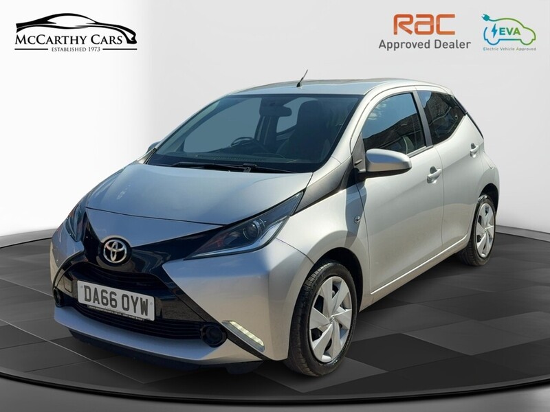 Toyota 1.0 VVT-I X-PLAY HATCHBACK 5DR PETROL X-SHIFT AUTO BLUETOOTH STEREO REAR CAMERA PARKING AIDS 2 OWNERS SAME OWNER FOR 7 YEARS 14000 MILES SH £20 TO TAX 72-74 Mitcham Road