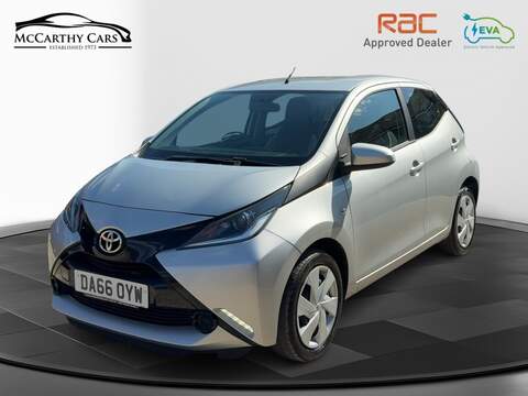 Toyota 1.0 VVT-I X-PLAY HATCHBACK 5DR PETROL X-SHIFT AUTO BLUETOOTH STEREO REAR CAMERA PARKING AIDS 2 OWNERS SAME OWNER FOR 7 YEARS 14000 MILES SH £20 TO TAX