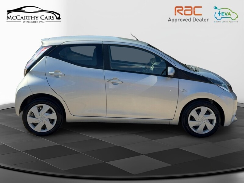 Toyota 1.0 VVT-I X-PLAY HATCHBACK 5DR PETROL X-SHIFT AUTO BLUETOOTH STEREO REAR CAMERA PARKING AIDS 2 OWNERS SAME OWNER FOR 7 YEARS 14000 MILES SH £20 TO TAX 72-74 Mitcham Road