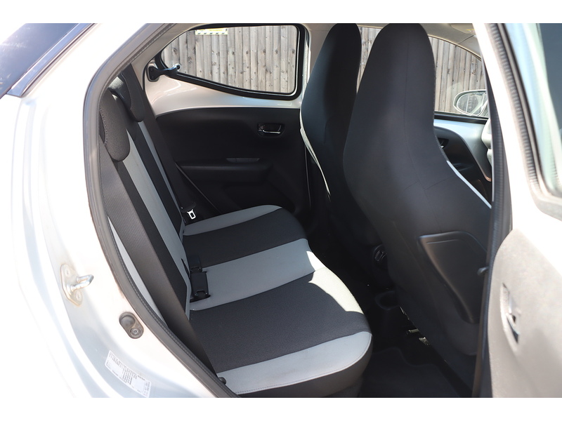 Toyota 1.0 VVT-I X-PLAY HATCHBACK 5DR PETROL X-SHIFT AUTO BLUETOOTH STEREO REAR CAMERA PARKING AIDS 2 OWNERS SAME OWNER FOR 7 YEARS 14000 MILES SH £20 TO TAX 72-74 Mitcham Road