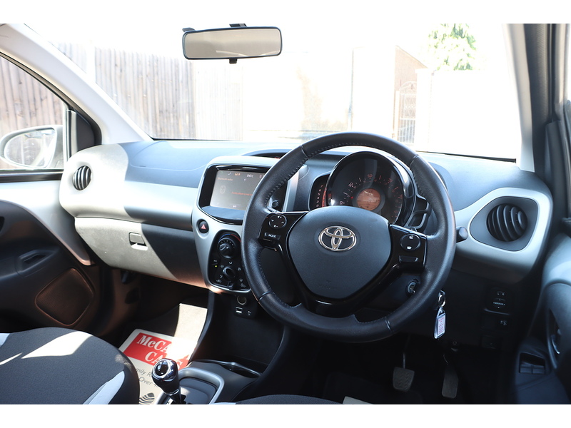Toyota 1.0 VVT-I X-PLAY HATCHBACK 5DR PETROL X-SHIFT AUTO BLUETOOTH STEREO REAR CAMERA PARKING AIDS 2 OWNERS SAME OWNER FOR 7 YEARS 14000 MILES SH £20 TO TAX 72-74 Mitcham Road