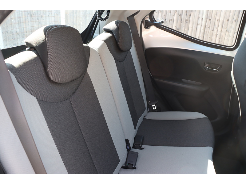 Toyota 1.0 VVT-I X-PLAY HATCHBACK 5DR PETROL X-SHIFT AUTO BLUETOOTH STEREO REAR CAMERA PARKING AIDS 2 OWNERS SAME OWNER FOR 7 YEARS 14000 MILES SH £20 TO TAX 72-74 Mitcham Road