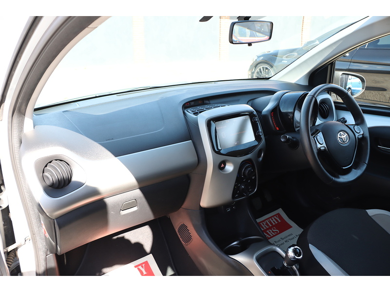 Toyota 1.0 VVT-I X-PLAY HATCHBACK 5DR PETROL X-SHIFT AUTO BLUETOOTH STEREO REAR CAMERA PARKING AIDS 2 OWNERS SAME OWNER FOR 7 YEARS 14000 MILES SH £20 TO TAX 72-74 Mitcham Road