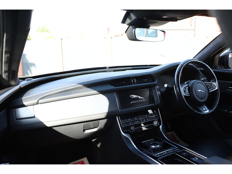 Jaguar 2.0I R-SPORT GPF SALOON 4DR PETROL AUTO LEATHER HEATED SEATS SATNAV BLUETOOTH DAB STEREO APPLE CARPLAY PARKING AIDS ONLY 89000 MILES SH NO ULEZ CHARGE 72-74 Mitcham Road
