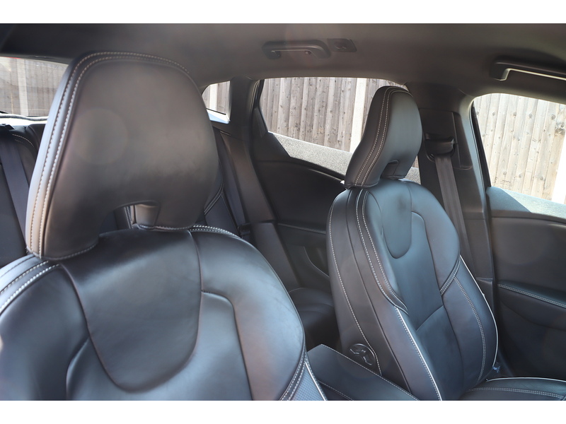 Volvo 1.5 T3 R-DESIGN EDITION HATCHBACK 5DR PETROL AUTO SAT NAV BLUETOOTH DAB STEREO REAR CAMERA PARKING AIDS 2 OWNERS SAME OWNER FOR 3 YEARS 50000 MILES SH 72-74 Mitcham Road