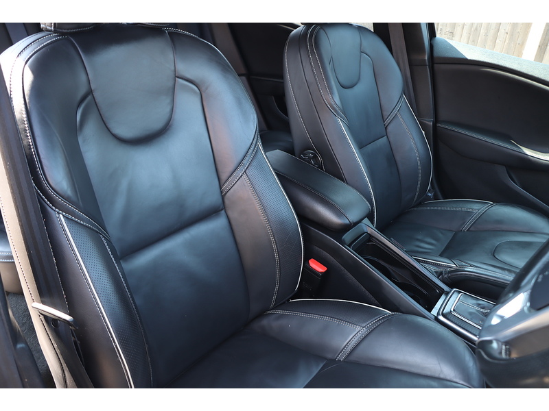 Volvo 1.5 T3 R-DESIGN EDITION HATCHBACK 5DR PETROL AUTO SAT NAV BLUETOOTH DAB STEREO REAR CAMERA PARKING AIDS 2 OWNERS SAME OWNER FOR 3 YEARS 50000 MILES SH 72-74 Mitcham Road