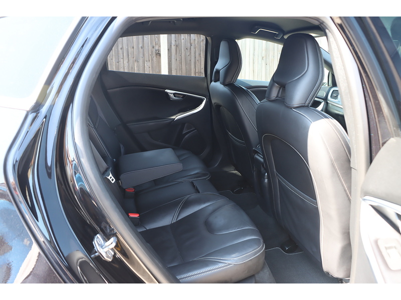 Volvo 1.5 T3 R-DESIGN EDITION HATCHBACK 5DR PETROL AUTO SAT NAV BLUETOOTH DAB STEREO REAR CAMERA PARKING AIDS 2 OWNERS SAME OWNER FOR 3 YEARS 50000 MILES SH 72-74 Mitcham Road