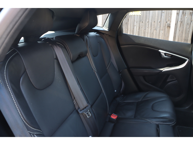 Volvo 1.5 T3 R-DESIGN EDITION HATCHBACK 5DR PETROL AUTO SAT NAV BLUETOOTH DAB STEREO REAR CAMERA PARKING AIDS 2 OWNERS SAME OWNER FOR 3 YEARS 50000 MILES SH 72-74 Mitcham Road
