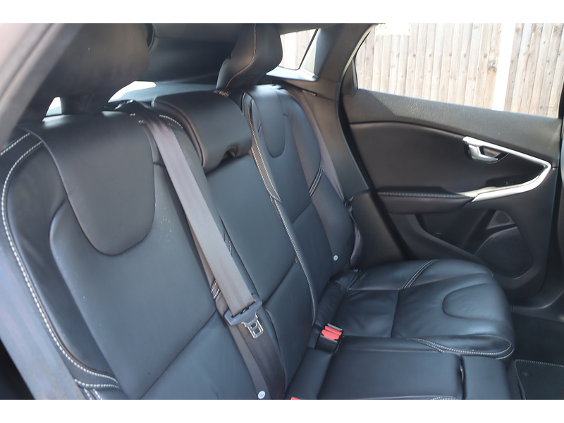 Volvo 1.5 T3 R-DESIGN EDITION HATCHBACK 5DR PETROL AUTO SAT NAV BLUETOOTH DAB STEREO REAR CAMERA PARKING AIDS 2 OWNERS SAME OWNER FOR 3 YEARS 50000 MILES SH 72-74 Mitcham Road