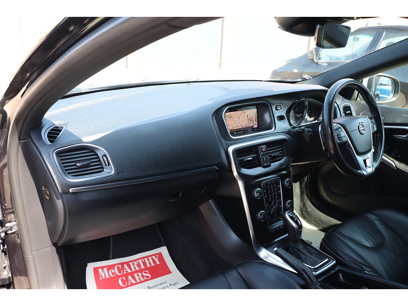 Volvo 1.5 T3 R-DESIGN EDITION HATCHBACK 5DR PETROL AUTO SAT NAV BLUETOOTH DAB STEREO REAR CAMERA PARKING AIDS 2 OWNERS SAME OWNER FOR 3 YEARS 50000 MILES SH 72-74 Mitcham Road