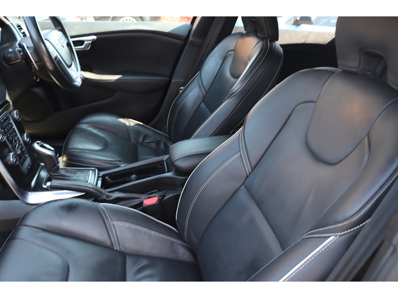 Volvo 1.5 T3 R-DESIGN EDITION HATCHBACK 5DR PETROL AUTO SAT NAV BLUETOOTH DAB STEREO REAR CAMERA PARKING AIDS 2 OWNERS SAME OWNER FOR 3 YEARS 50000 MILES SH 72-74 Mitcham Road