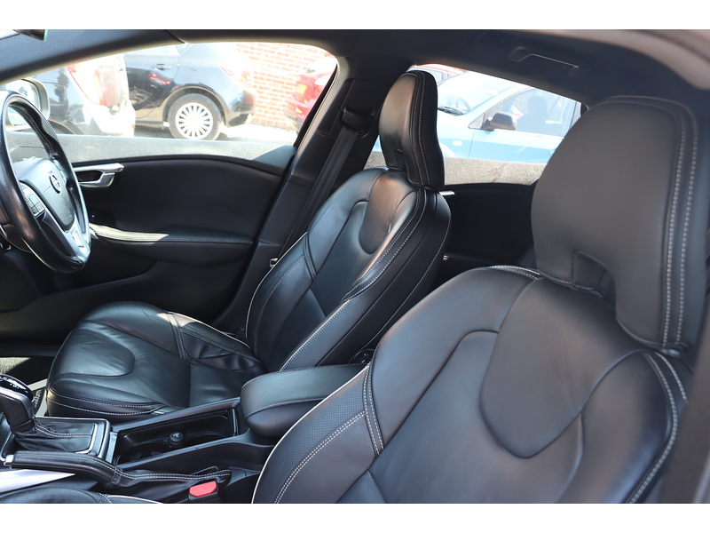 Volvo 1.5 T3 R-DESIGN EDITION HATCHBACK 5DR PETROL AUTO SAT NAV BLUETOOTH DAB STEREO REAR CAMERA PARKING AIDS 2 OWNERS SAME OWNER FOR 3 YEARS 50000 MILES SH 72-74 Mitcham Road